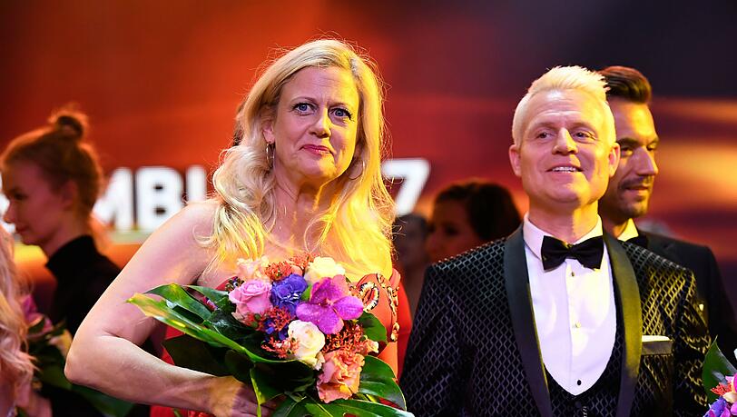 Barbara Schöneberger und Guido Cantz bei der BAMBI-Verleihung 2017. Nun übernimmt die Entertainerin den Job des Moderators bei "Verstehen Sie Spaß?".