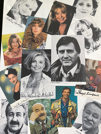 Autogrammkarten von den Schauspielern der Serie: Repro-Fotograf Kain hat auf seinem Stadtführungsordner diese Collage zusammengestellt. Autogrammkarten von den Schauspielern der Serie: Repro-Fotograf Kain hat auf seinem Stadtführungsordner diese Collage zusammengestellt.
