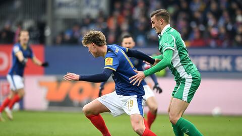 Phil Harris (l, Holstein Kiel) und Philipp Ziereis (SpVgg Greuther F&uuml;rth) k&auml;mpfen um den Ball.