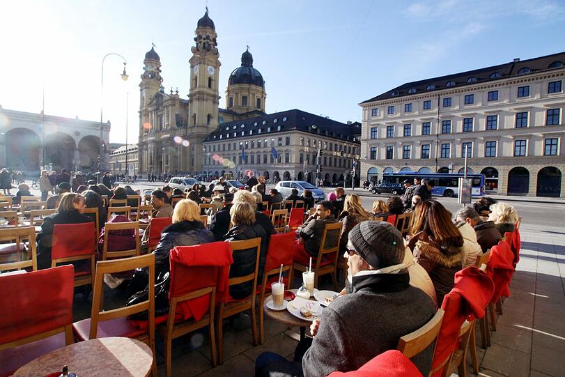 Kaffeetrinken in der Sonne - bald ist's wieder möglich, wie hier im Tambosi am Odeonsplatz.