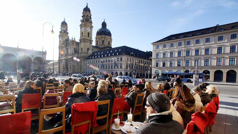 Kaffeetrinken in der Sonne - bald ist's wieder möglich, wie hier im Tambosi am Odeonsplatz. Kaffeetrinken in der Sonne - bald ist's wieder möglich, wie hier im Tambosi am Odeonsplatz.