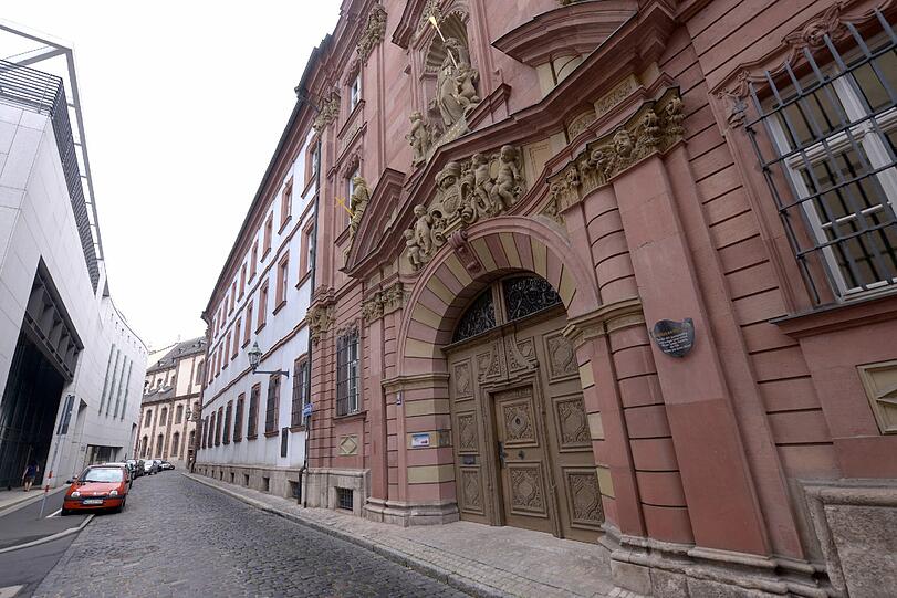 Blick auf den Eingang des Priesterseminars in der Domerschulstraße in Würzburg am 30.07.2013.  Nach antisemitischen Äußerungen am Seminar legt eine Untersuchungskommission am 31.07.2013 ihren Bericht vor.