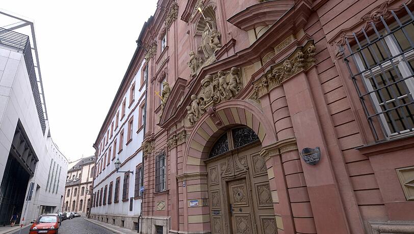 Blick auf den Eingang des Priesterseminars in der Domerschulstraße in Würzburg am 30.07.2013. Nach antisemitischen Äußerungen am Seminar legt eine Untersuchungskommission am 31.07.2013 ihren Bericht vor. Blick auf den Eingang des Priesterseminars in der Domerschulstraße in Würzburg am 30.07.2013. Nach antisemitischen Äußerungen am Seminar legt eine Untersuchungskommission am 31.07.2013 ihren Bericht vor.