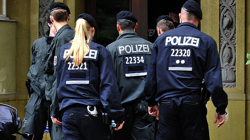 Die Polizei durchsuchte die Wohnungen von vermutlich rechtsorientierten Verdächtigen.