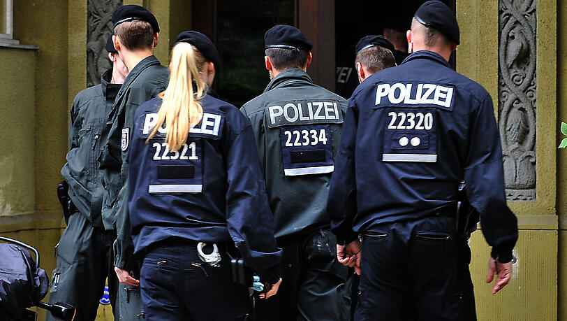 Die Polizei durchsuchte die Wohnungen von vermutlich rechtsorientierten Verdächtigen. Die Polizei durchsuchte die Wohnungen von vermutlich rechtsorientierten Verdächtigen.