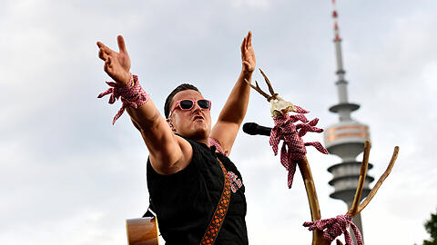 Volle Hütte im Olympiastadion: Andreas Gabalier rockte am Samstagabend in München vor 72.000 Zuschauern. Klicken Sie sich durch die Konzert-Bilder.
