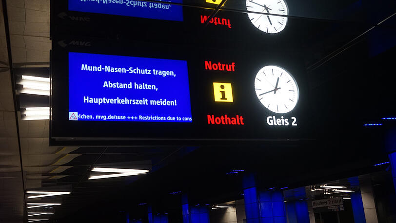 Abwechselnd mit den U-Bahn-Zeiten richtet die MVG derzeit diesen Appell an seine Fahrgäste, hier an der Münchner Freiheit.