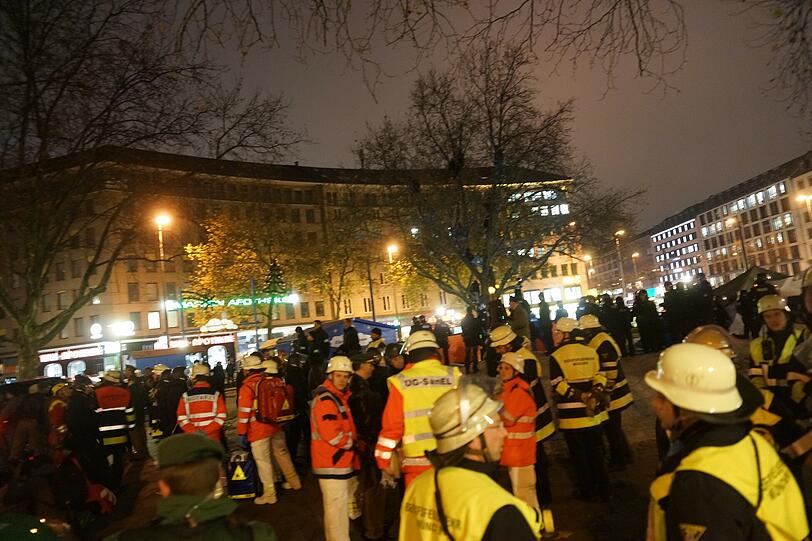 Das Lager der Flüchtlinge am Sendlinger Tor Platz wird von Einsatzkräften geräumt - die Bilder!