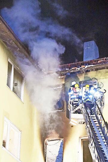 Das Feuer brach nachts im dritten Stock aus. Die Bewohner des Hauses wurden vermutlich im Schlaf überrascht.