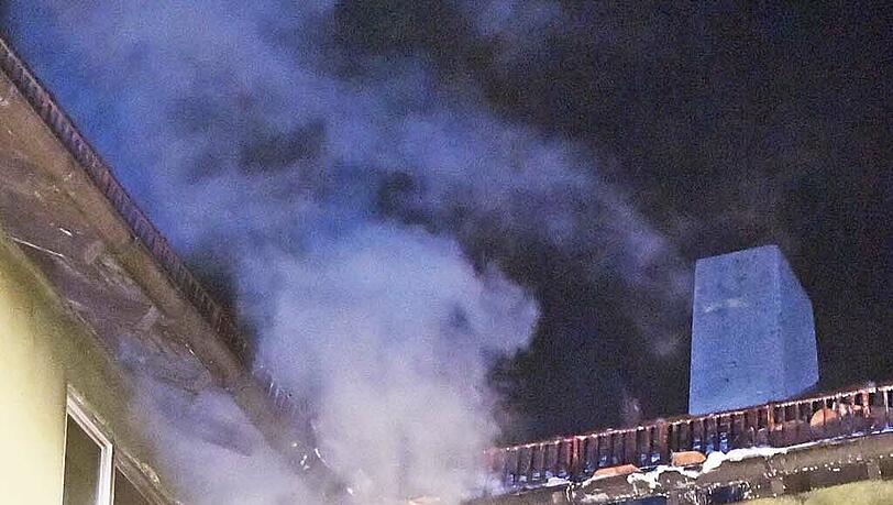 Das Feuer brach nachts im dritten Stock aus. Die Bewohner des Hauses wurden vermutlich im Schlaf überrascht. Das Feuer brach nachts im dritten Stock aus. Die Bewohner des Hauses wurden vermutlich im Schlaf überrascht.