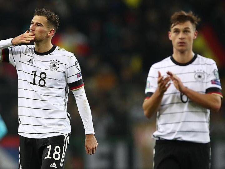 Deutschlands Spieler Leon Goretzka (l) und Joshua Kimmich nach einem Spiel. Foto: Christian Charisius/dpa/Archivbild