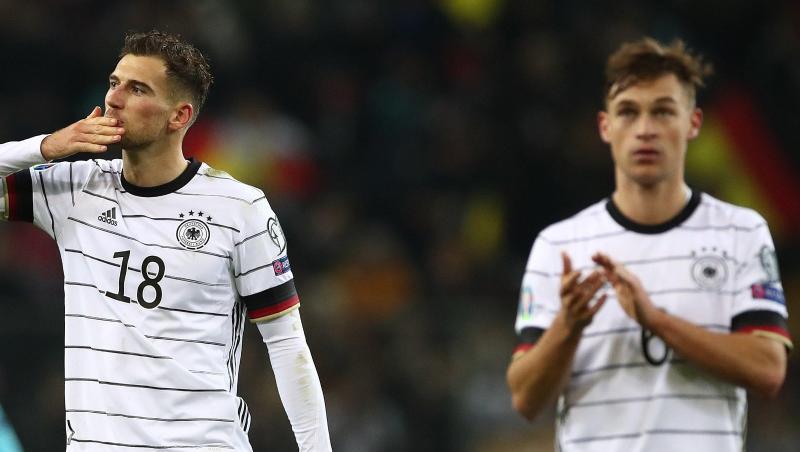 Deutschlands Spieler Leon Goretzka (l) und Joshua Kimmich nach einem Spiel. Foto: Christian Charisius/dpa/Archivbild Deutschlands Spieler Leon Goretzka (l) und Joshua Kimmich nach einem Spiel. Foto: Christian Charisius/dpa/Archivbild