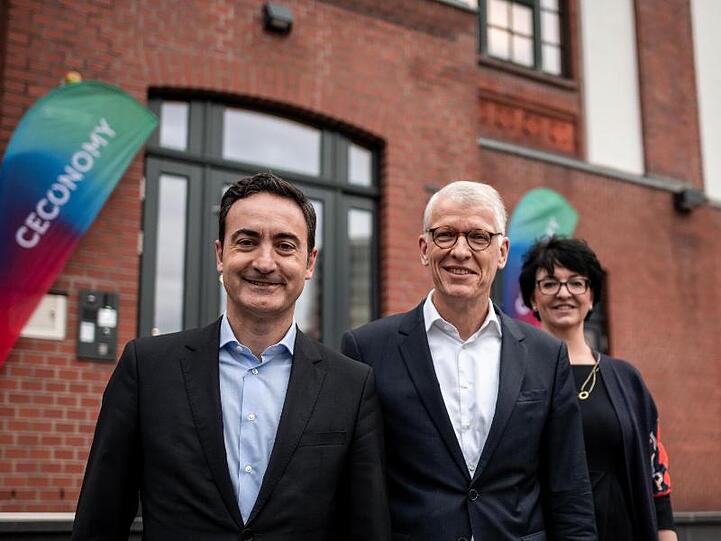 MediaMarktSaturn-Chef Ferran Reverter, Ceconomy-Chef Bernhard Düttmann und Finanzchefin Karin Sonnenmoser posieren am Rande der Bilanz-Pressekonferenz in Düsseldorf für den Fotografen.