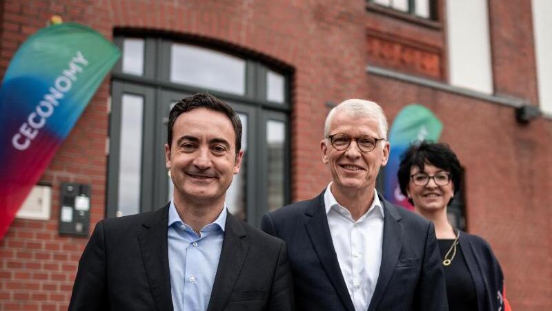 MediaMarktSaturn-Chef Ferran Reverter, Ceconomy-Chef Bernhard Düttmann und Finanzchefin Karin Sonnenmoser posieren am Rande der Bilanz-Pressekonferenz in Düsseldorf für den Fotografen. MediaMarktSaturn-Chef Ferran Reverter, Ceconomy-Chef Bernhard Düttmann und Finanzchefin Karin Sonnenmoser posieren am Rande der Bilanz-Pressekonferenz in Düsseldorf für den Fotografen.