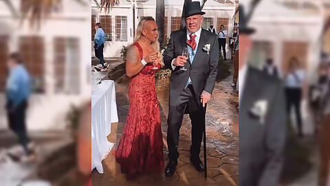 Zu ihrer zweiten Hochzeit haben sich Caro und Andreas Robens elegant rausgeputzt.