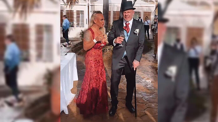 Zu ihrer zweiten Hochzeit haben sich Caro und Andreas Robens elegant rausgeputzt.