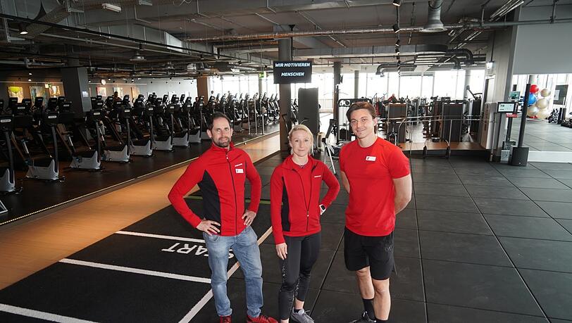 Eric Simon (v.l.) mit Teamleiterin Sandra und Trainer Philip.