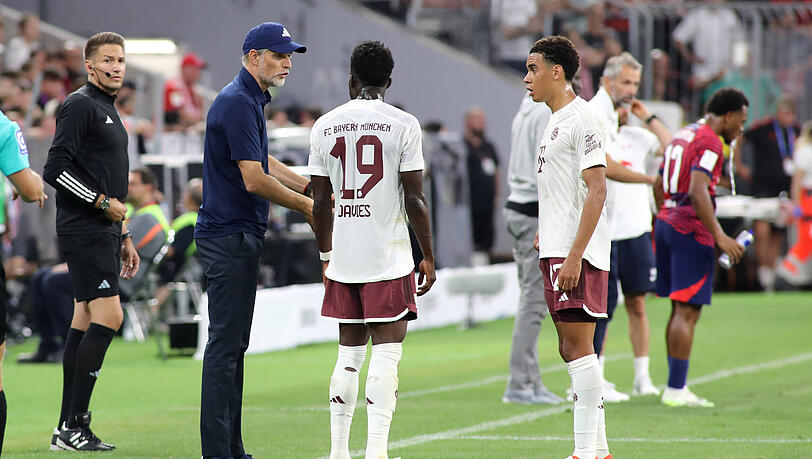 Jamal Musiala (re.) an die Seite von Alphonso Davies (m.) zu stellen, ist nur eine der vielen Möglichkeiten, die Thomas Tuchel hat.