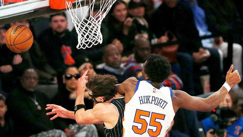 NBA-Star Franz Wagner (links) wird von seinem deutschen Landsmann und Gegenspieler Ariel Hukporti folgenschwer gefoult. NBA-Star Franz Wagner (links) wird von seinem deutschen Landsmann und Gegenspieler Ariel Hukporti folgenschwer gefoult.