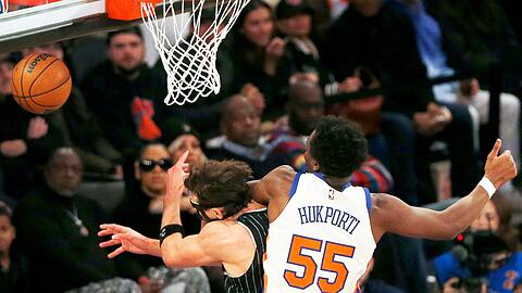 NBA-Star Franz Wagner (links) wird von seinem deutschen Landsmann und Gegenspieler Ariel Hukporti folgenschwer gefoult.