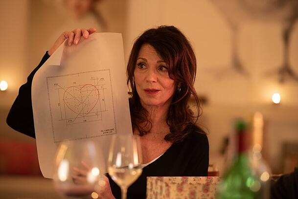 Ein konstruierter Liebesbrief mit kunsthistorischer Anspielung: Iris Berben als am&uuml;sierte Professorin.