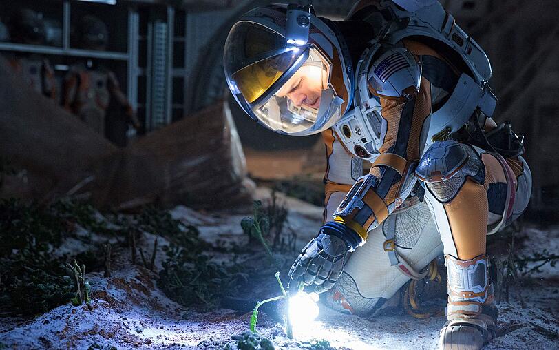 Mit viel Einfallsreichtum richtet sich Mark Watney (Matt Damon) auf dem Mars ein und sorgt für sein Überleben - muss aber auch immer wieder Rückschläge einstecken. Mit viel Einfallsreichtum richtet sich Mark Watney (Matt Damon) auf dem Mars ein und sorgt für sein Überleben - muss aber auch immer wieder Rückschläge einstecken.