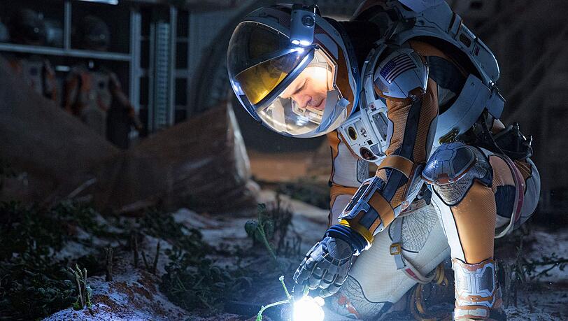 Mit viel Einfallsreichtum richtet sich Mark Watney (Matt Damon) auf dem Mars ein und sorgt für sein Überleben - muss aber auch immer wieder Rückschläge einstecken. Mit viel Einfallsreichtum richtet sich Mark Watney (Matt Damon) auf dem Mars ein und sorgt für sein Überleben - muss aber auch immer wieder Rückschläge einstecken.
