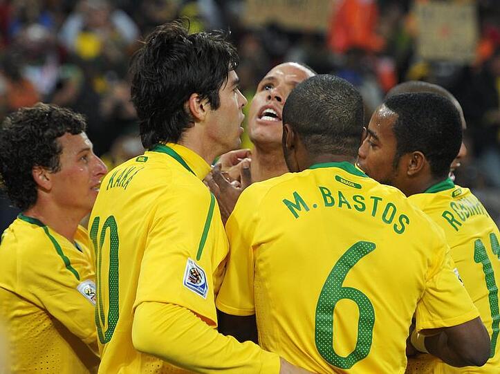 Die Brasilianer feiern einen Treffer gegen die Elfenbeinküste.