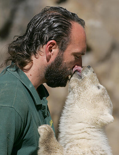 Eisbär Knut als Baby mit seinem ehemaligen Pfleger.