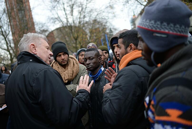 Am Montagmittag diskutierte er noch mit Oberbürgermeister Dieter Reiter, in der Nacht zum Dienstag kam er ins Krankenhaus: Flüchtlingssprecher Adeel (r.).