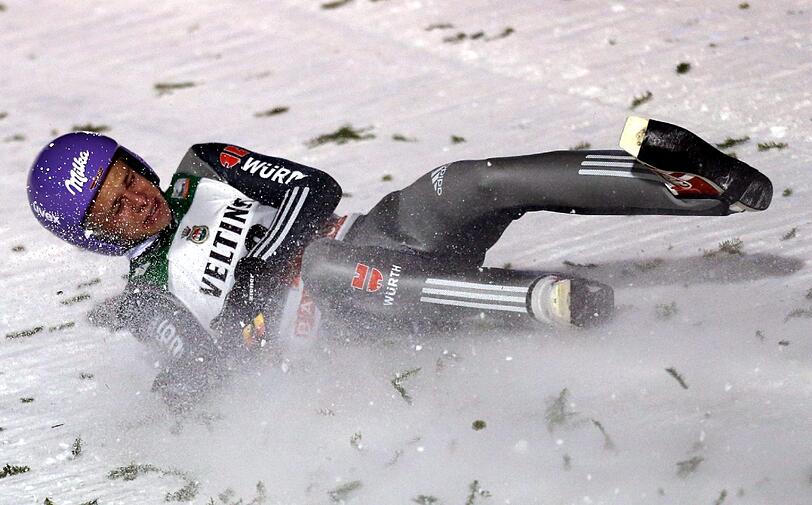 29.11.2014: Skisprung-Weltcup im finnischen Ruka. Der Deutsche Andreas Wellinger wird kurz nach dem Absprung von einer Windböe erfasst und stürzt schwer. Er zieht sich eine Wirbelsäulenstauchung und eine Luxation des Schlüsselbeingelenks zu und muss operiert werden.