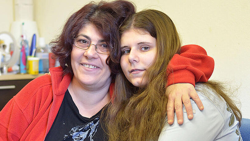 Sie suchen eine Bleibe: die 48-jährige Mutter Efterpi mit ihrer Tochter Stefania (15). Sie suchen eine Bleibe: die 48-jährige Mutter Efterpi mit ihrer Tochter Stefania (15).