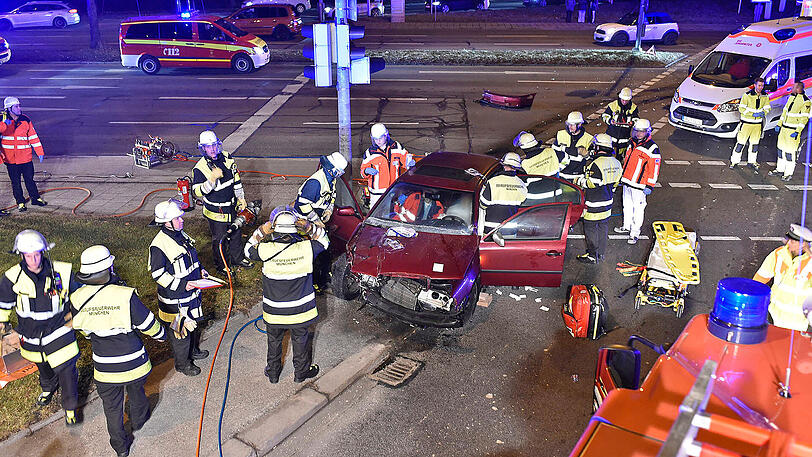Der Fahrer des Skoda musste aus seinem Wrack befreit werden.
