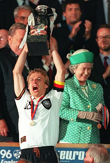 Klinsmann reckt vor den Augen der Queen 1996 den EM-Pokal in die Höhe.