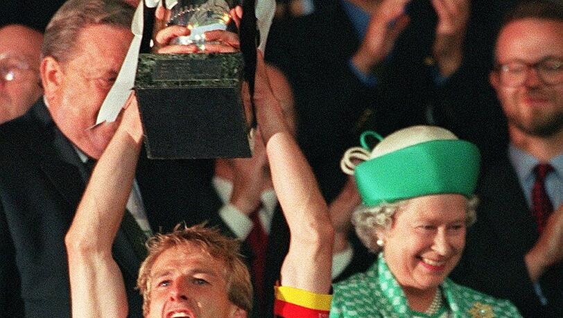 Klinsmann reckt vor den Augen der Queen 1996 den EM-Pokal in die Höhe. Klinsmann reckt vor den Augen der Queen 1996 den EM-Pokal in die Höhe.
