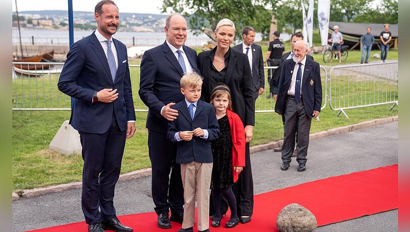 Fürst Albert II., Fürstin Charlène, die Zwillinge Jacques und Gabriella und ganz links Kronprinz Haakon bei der Ausstellungseröffnung.