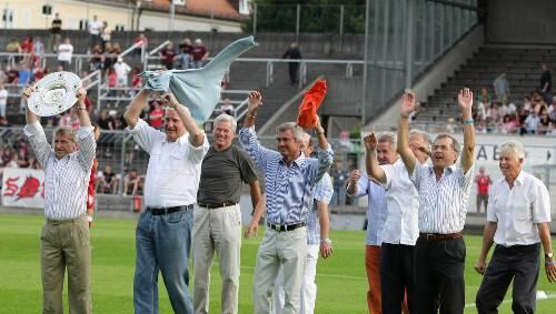 Die Meisterlöwen von 1966 machen in Giesing die Welle. Die Meisterlöwen von 1966 machen in Giesing die Welle.
