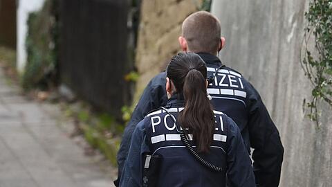 Die R&auml;uber stahlen laut Polizei Bargeld und Schmuck im Wert von mehreren Hunderttausend Euro und fl&uuml;chteten unerkannt.