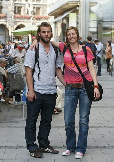 Bernhard: "Klar würde ich bei der Aktion von Spencer Tunick mitmachen, wenn ich Zeit habe. Ist eine interessante Idee, was der Starfotograf in München mit nackten Leuten veranstaltet."  Lina: "Ich kann mir vorstellen, bei der Aktion von Spencer Tunick mitzumachen. Man trifft bestimmt lustige Leute dort. Es ist bestimmt ganz cool. Irgendwie finde ich die Idee mit den Nackerten etwas abgedreht und ganz gut. Bei der Kunst ist es eh egal, was die Leute davon denken."