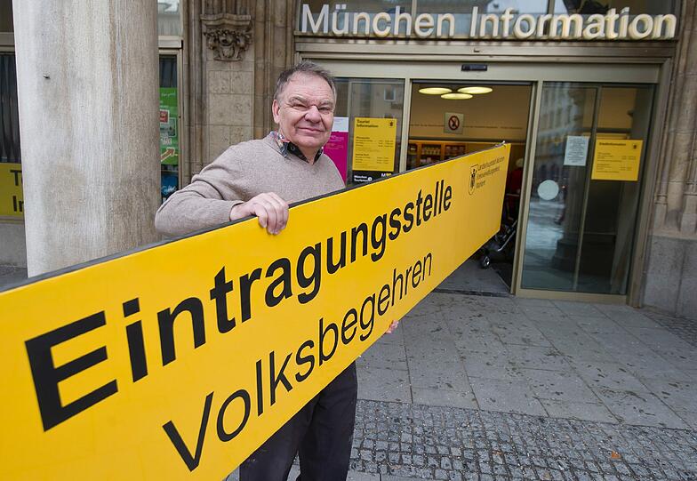 Albert Dietrich organisiert die Einschreibung für das Volksbegehren in der Stadtinformation im Münchner Rathaus.