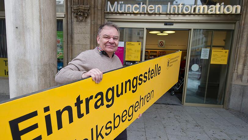 Albert Dietrich organisiert die Einschreibung für das Volksbegehren in der Stadtinformation im Münchner Rathaus.