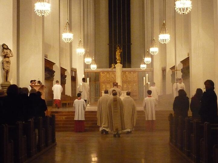 Weihrauch liegt in der Luft: Etwas später als geplant beginnt der Gottesdienst, in dem die Gläubigen für ihren neuen Papst beten.