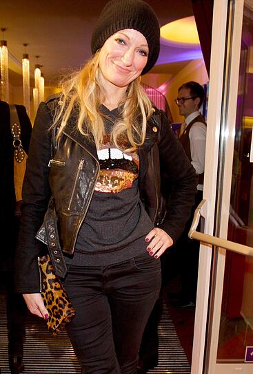 Schwarze Jeans, Lederjacke, Leo-Clutch: Monika Gruber mal ganz anders. Die Bilder von der Premiere "HUBERT UND STALLER - DIE INS GRAS BEISSEN"