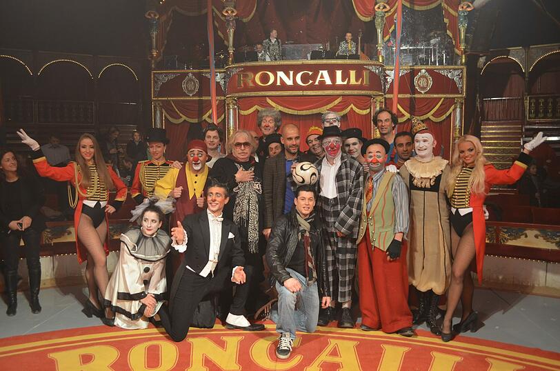 Gruppenfoto beim Zirkus Roncalli: Bayerntrainer Pep Guardiola mit den "Clowns ohne Grenzen".