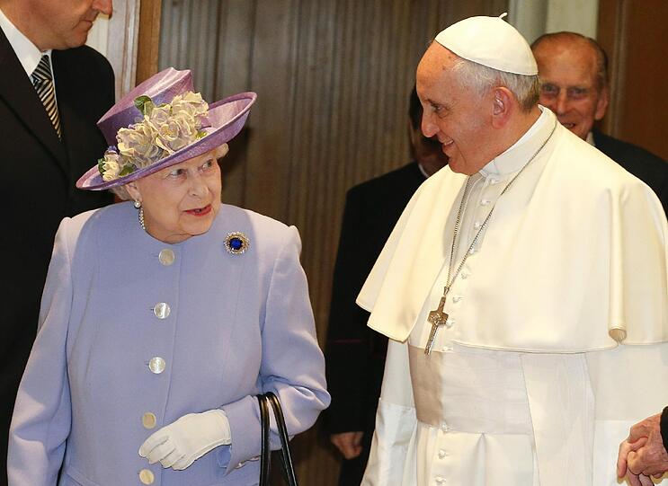 Die Queen und der Papst scheinen sich sehr gut zu verstehen.