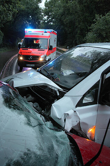 Die Bilder vom Unfall auf der Staatsstraße 2091 am Pürtner Berg.