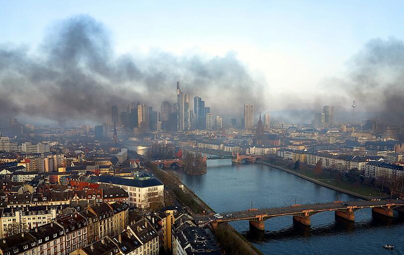 Brennende Barrikaden, Autos in Flammen, vermummte Steinewerfer - die Demonstrationen der Blockupy-Aktivisten geraten in Frankfurt außer Kontrolle.