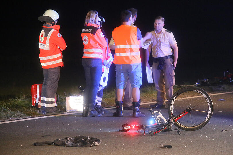 Horror-Crash in Altötting: Ein Opel-Fahrer erfasst acht Rennradfahrer und verletzt diese teils schwer - ein Mann stirbt noch an der Unfallstelle. Die Bilder zum Unfall sehen Sie hier.