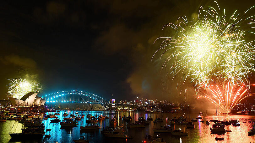 Willkommen 2017! Australien begrüßt das neue Jahr: Im Hafengelände der australischen Metropole Sydney rund um das berühmte Opernhaus versammelten sich mehr als eine Millionen Menschen, um den besten Blick auf das Feuerwerksspektakel zu haben.