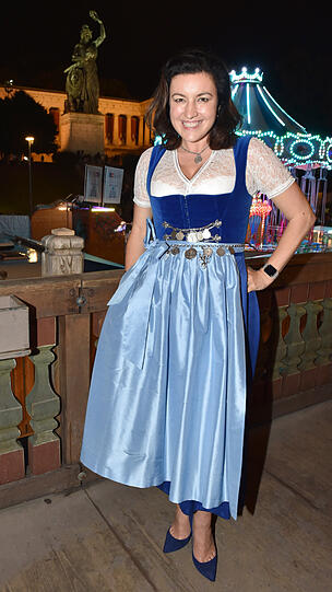 Top: Dorothee Bär im blauen Samt-Dirndl mit hellblau changierender Schürze. Schick!